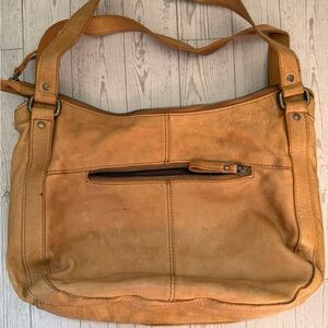 Classic Leather Shoulder Tote in Tan